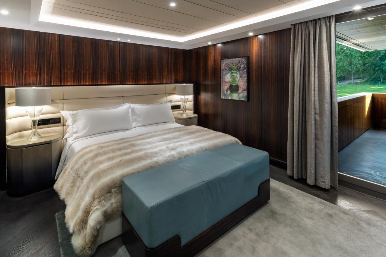Five Zurich - Luxury City Resort المظهر الخارجي الصورة The bedroom of the 100' yacht