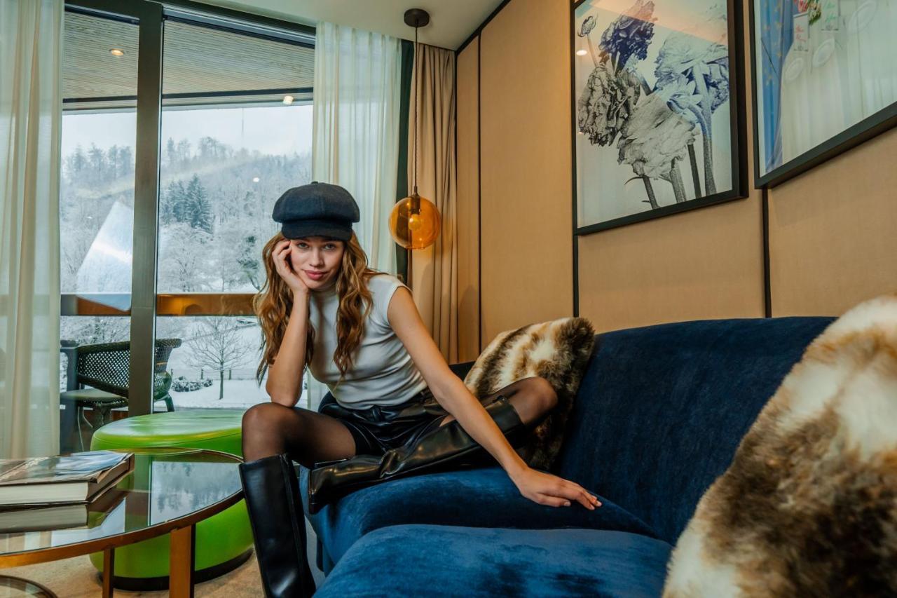 Five Zurich - Luxury City Resort المظهر الخارجي الصورة A woman wearing a leather skirt