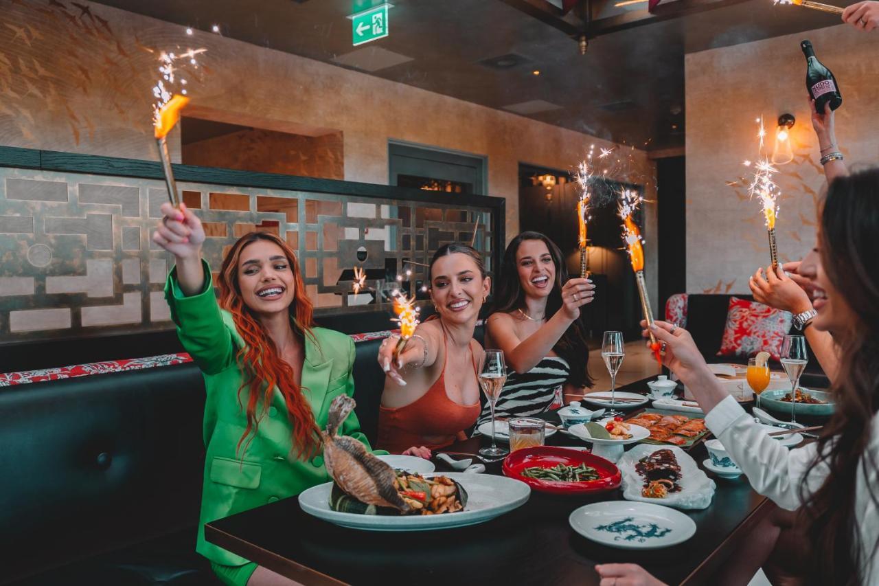 Five Zurich - Luxury City Resort المظهر الخارجي الصورة Restaurant guests celebrating a birthday