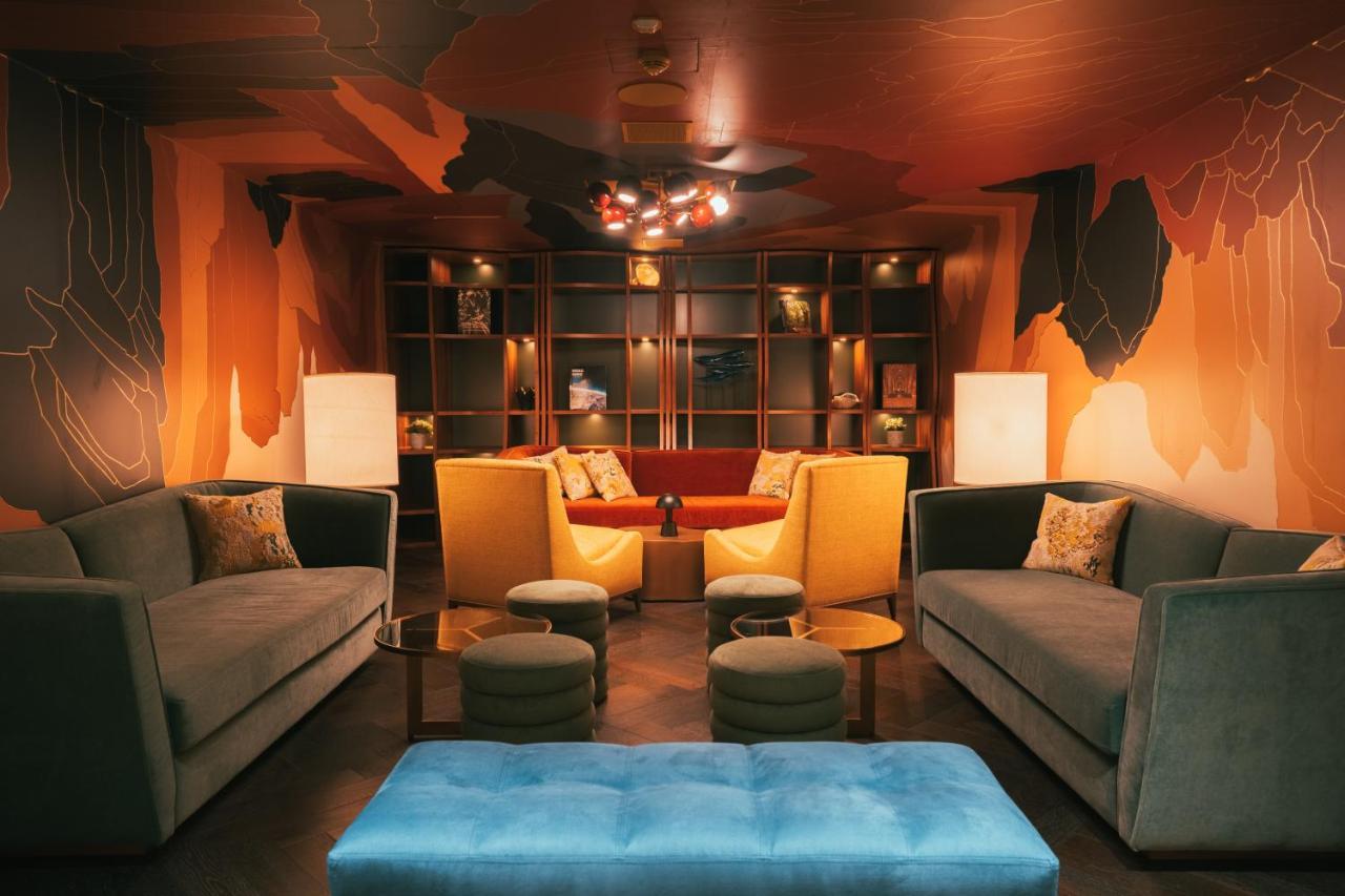 Five Zurich - Luxury City Resort المظهر الخارجي الصورة The living room at the 2012 edition of the 100 Best Bars in the World