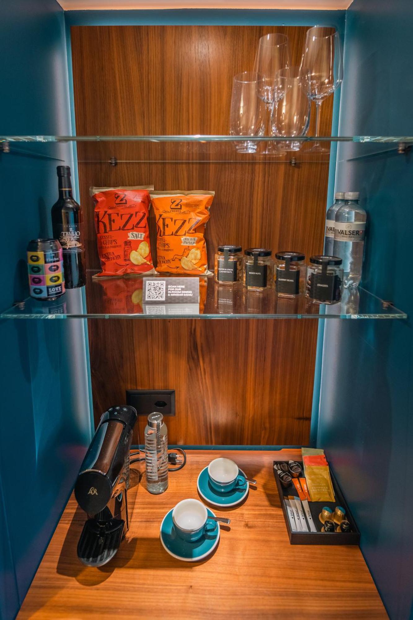 Five Zurich - Luxury City Resort المظهر الخارجي الصورة A mini-bar in a hotel room